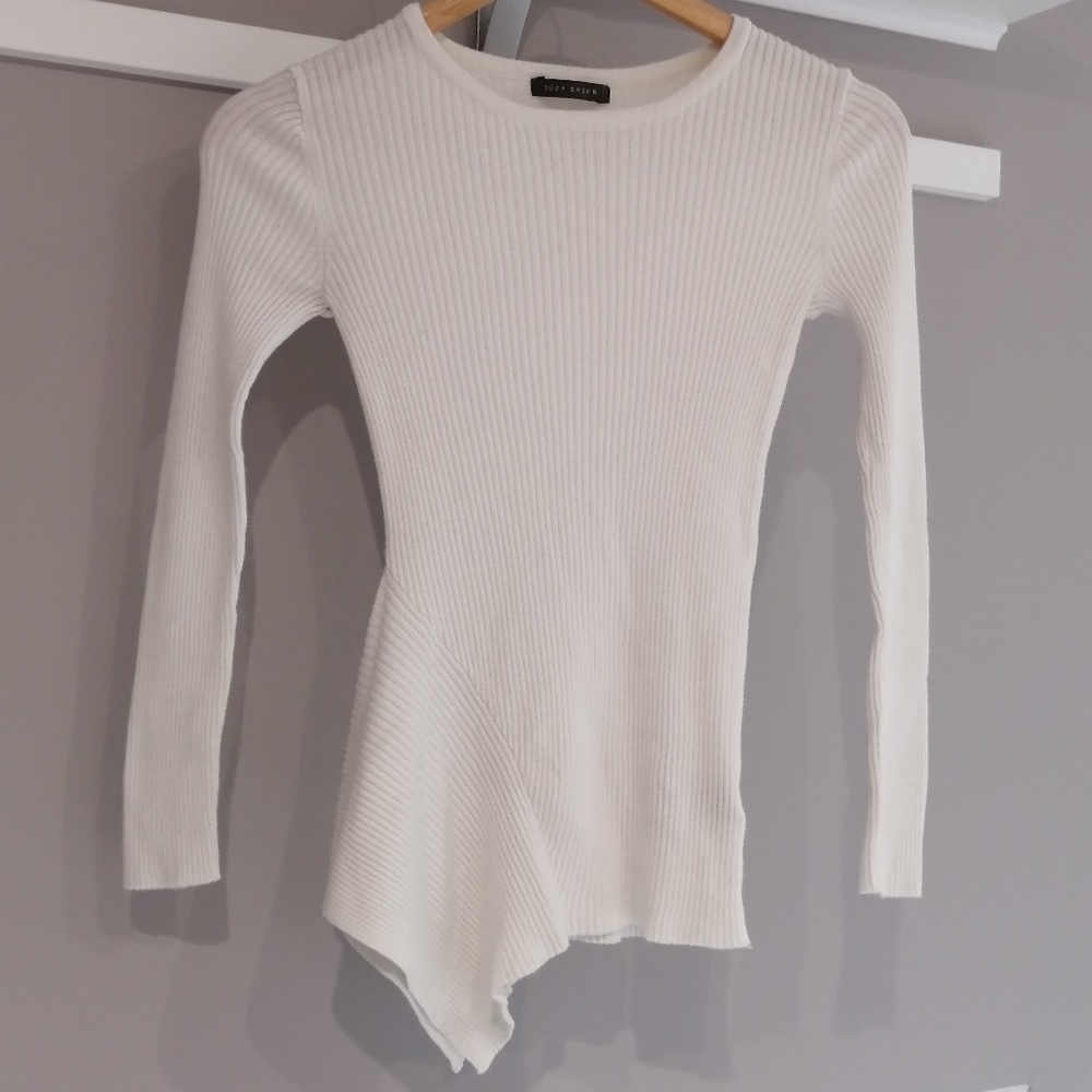 SUZY SHIER Asymmetrical Hem Knit Sweater Off White